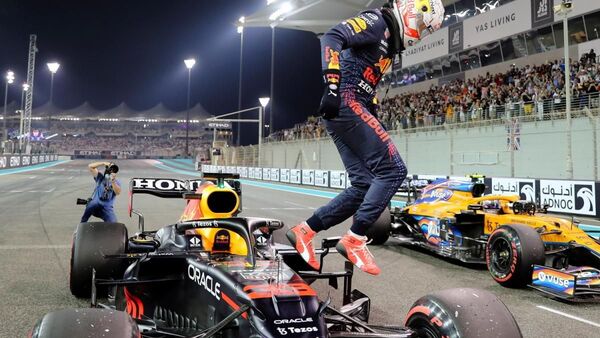 Verstappen, en   pole,  sale con   ventaja en  lucha final de la F1