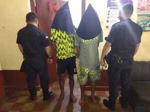 Recuperan prendas y aprehenden a dos hombres tras hurto en comercio
