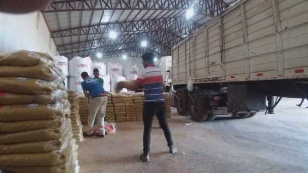Familia Reimer envía hoy camión con carga de víveres para pobladores de la Chacarita - Megacadena — Últimas Noticias de Paraguay