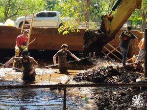 Pobladores inconscientes sieguen arrojando basuras al arroyo Amambay