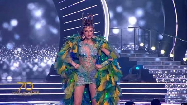 Diario HOY | Elementos reciclados y cristales Swarovski en el "Mainumby" de Nadia Ferreira