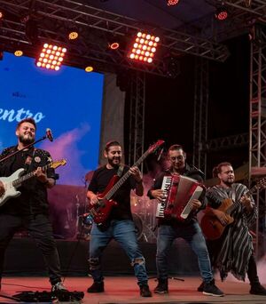 Ni la lluvia detuvo a “Un canto a la vida”, uno de los mayores festivales de Encarnación  - Nacionales - ABC Color