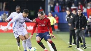 Osasuna alarga la crisis del Barcelona