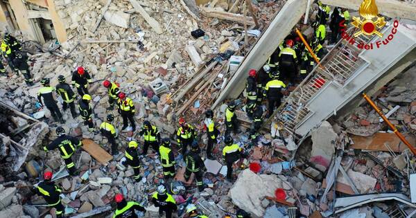 La Nación / Confirman 3 muertos y 6 desaparecidos tras derrumbe de edificio en Sicilia