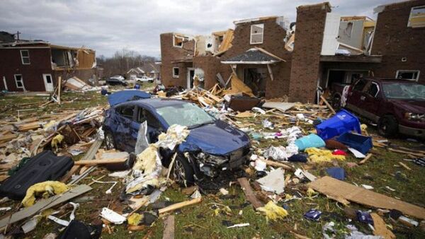 Desesperada búsqueda de supervivientes de la serie de tornados en Estados Unidos