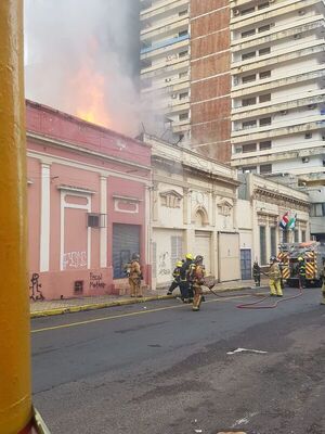 Incendio en el microcentro moviliza a los bomberos - Nacionales - ABC Color