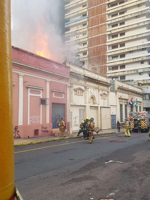 Incendio en el microcentro moviliza a los bomberos - Nacionales - ABC Color