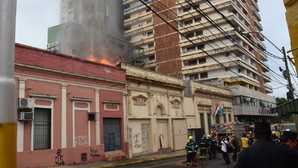 Transformador en edificio de microcentro de Asunción se incendia tras explosión