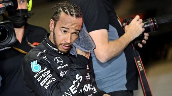 Lewis Hamilton felicitó a Verstappen, pero advirtió que «la temporada que viene contraatacaré»