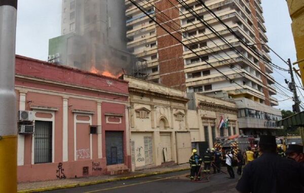 Transformador en edificio de microcentro de Asunción se incendia tras explosión
