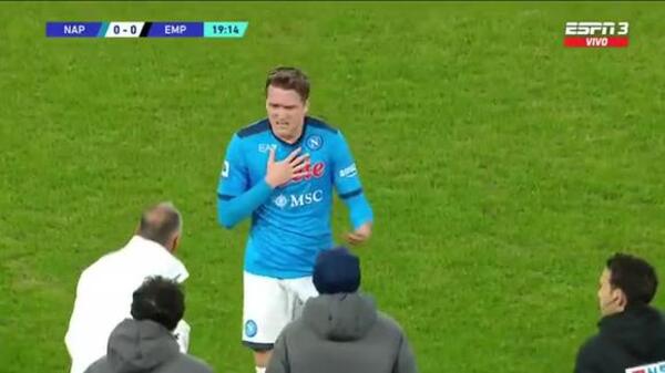 Zielinski, jugador de Napoli, tuvo que dejar un partido de Serie A por problemas respiratorios