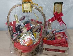 Crónica / Doña vende canastas de Navidad para comprar comida a peluditos