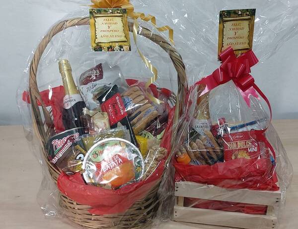 Crónica / Doña vende canastas de Navidad para comprar comida a peluditos