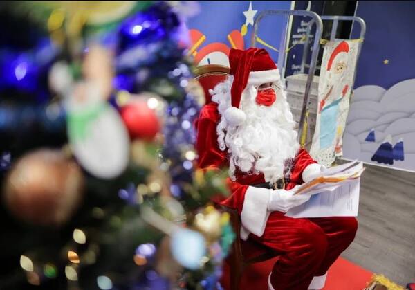 Crónica / Pa’i les dijo a peques: “Papá Noel no existe”