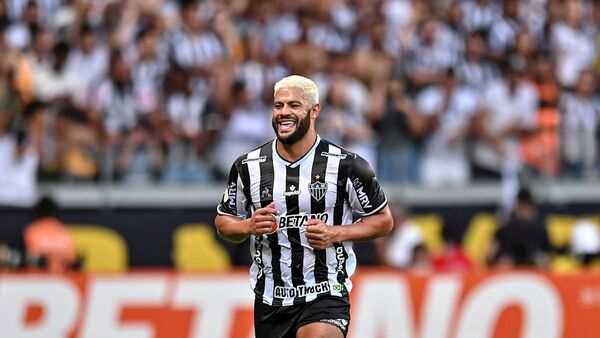 Atlético Mineiro golea y pone una mano en la doble corona