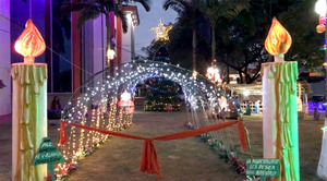 Con 13 mil botellas de plástico preparan los arreglos navideños en Santa Rita - La Clave