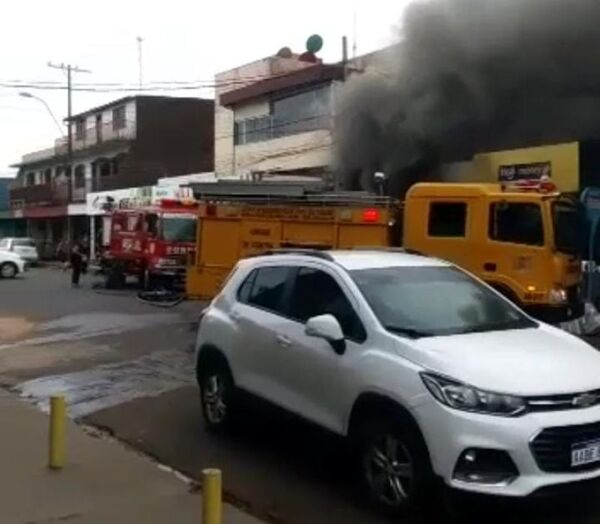 Tienda de celulares ardió en llamas en el barrio General Díaz