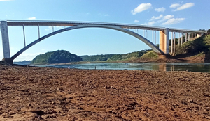 El río Paraná está a 11 metros del nivel considerado normal en el puente - La Clave
