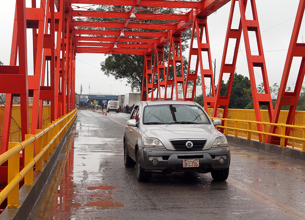 Migraciones aguarda decreto oficial para iniciar paso vehicular en la frontera con Argentina - La Clave