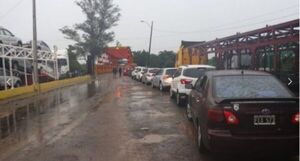Filas de autos aguardan decreto oficial para inicio del paso vehicular con Argentina