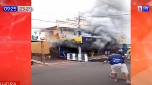 Fuego arrasó con una tienda de celulares | Noticias Paraguay