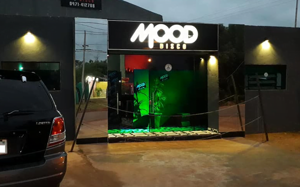 Atacan a un joven con machete frente a una discoteca en Coronel Oviedo - Noticiero Paraguay