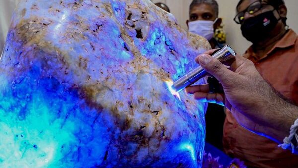 Sri Lanka subastará zafiro natural de 310 kg, el "mayor del mundo"
