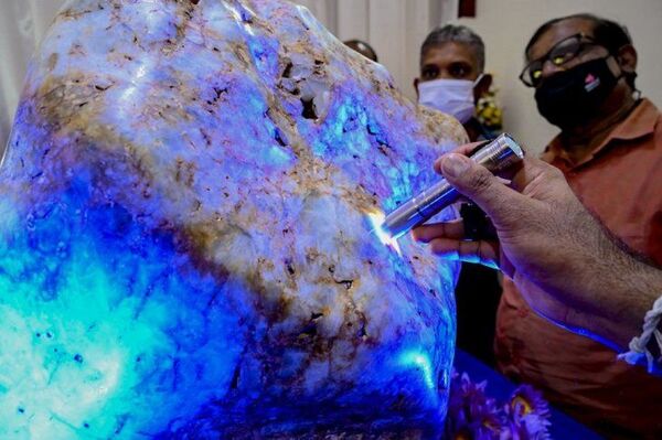 MUNDO | Sri Lanka subastará un zafiro natural azul de 310 kg, el «mayor del mundo»