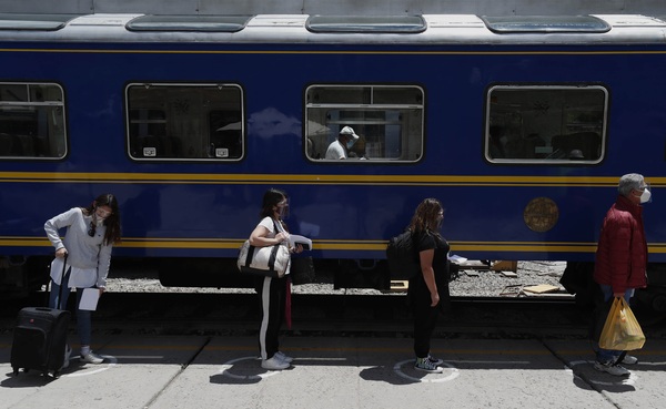 Bloqueadas las vías de tren a Machu Picchu por una protesta de campesinos en Perú - MarketData