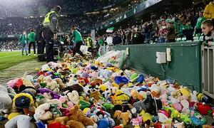 Lluvia de peluches: el gesto solidario de un club que sorprendió a todos en el entretiempo – Prensa 5