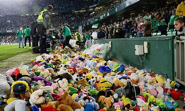 Lluvia de peluches: el gesto solidario de un club que sorprendió a todos en el entretiempo – Prensa 5