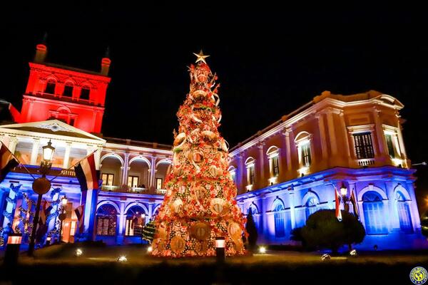 Adornos del árbol navideño del Palacio de López, inspirados en el poncho de 60 listas •