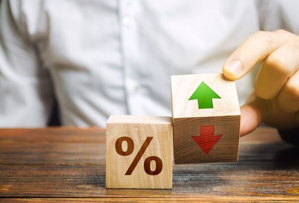 Acciones caen, ante revisiones de política monetaria en el mundo - MarketData