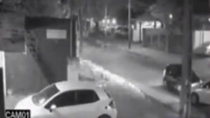 Le choraron y arrastraron 5 cuadras sobre sobre capó de auto
