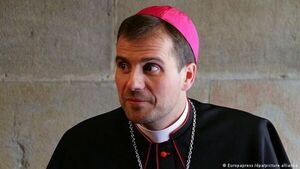 Suspenden de sus funciones a obispo que se casó con autora de novelas erótico-satánicas