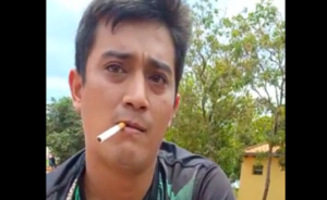 Motociclista infractor atropella a agente de tránsito