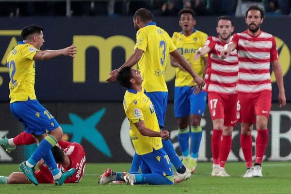 Granada le iguala al Cádiz de Arzamendia sobre el final - Fútbol Internacional - ABC Color