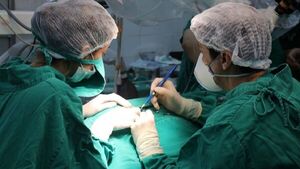 Niño de 2 años recibe implante coclear en Hospital de Clínicas