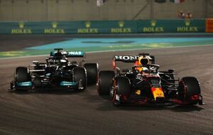 Lewis Hamilton durante la carrera: “Esto está siendo manipulado”