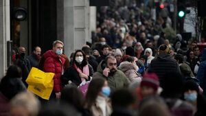 Reino Unido confirma su primera muerte por ómicron y un estudio predice hasta 75 000 muertes más