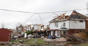 La Nación / Tras mortales tornados, pobladores se organizan y se ayudan mutuamente