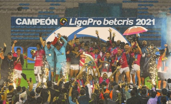 Diario HOY | Independiente del Valle pasea su primer título por Quito y Sangolquí
