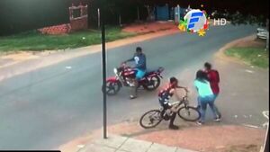 Motochorros atacan a una mamá y a su hijo en Capiatá