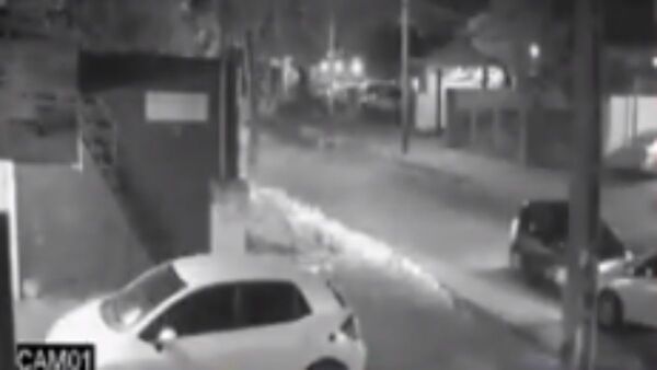 Le chocaron y arrastraron 5 cuadras sobre capó de auto