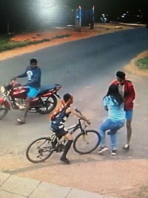 Video: captan momento de violento asalto de “motochorros” a una mujer y su hijo - Nacionales - ABC Color