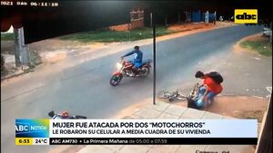 Mujer fue atacada por dos motochorros a media cuadra de su vivienda - ABC Noticias - ABC Color