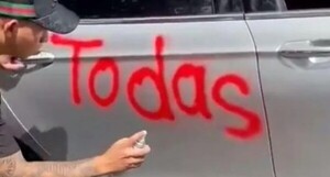 Su novia le fue infiel y él se vengó escribiéndole una polémica frase en el automóvil - C9N