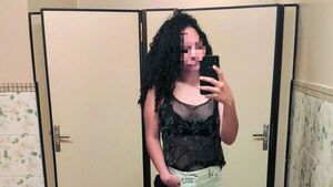 No la dejaron entrar al bar por su short y blusita