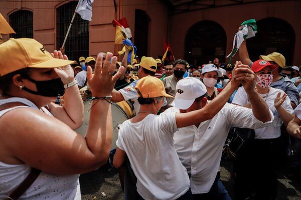 Hacienda libera fondos para funcionarios de 47 entidades - Nacionales - ABC Color