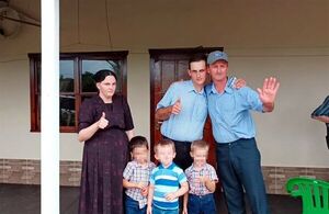 Peter Reimer se muestra con su familia tras ser liberado